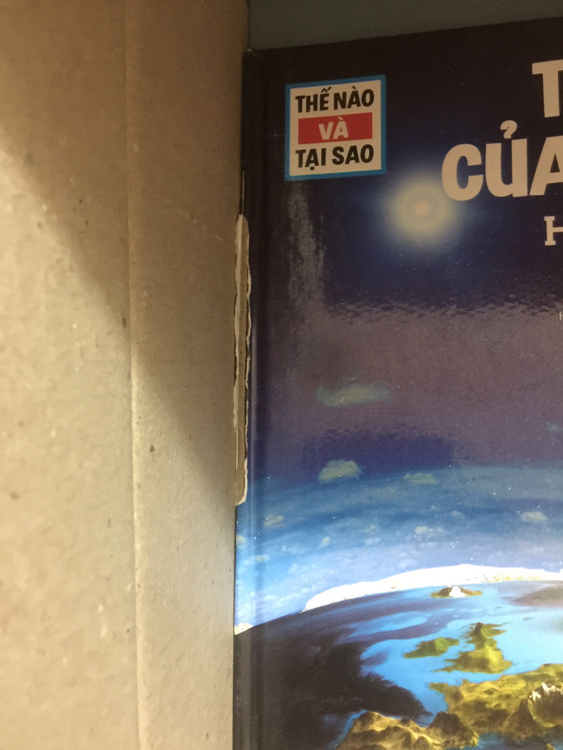 Vừa mở hộp ra xem cái đầu tiên đập vào mắt là sách bị rách gáy, mua hàng của Tiki từ tháng 9 năm nay đến h đã rất nhiều đơn hàng rồi nhưng chưa bao h bị tình trạng này sảy ra. Nếu có thể, yêu cầu Tiki đổi lại sách cho mình