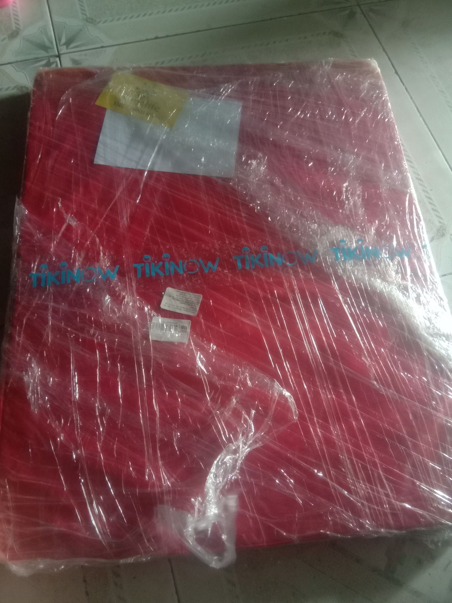 đặt Hôm thứ hai thì thứ năm nhận hàng.hai túi rất chắc chắn nhưng màu gửi không ưng lắm đáng lẽ mua hai túi sốp gửi hai màu khác nhau mới phải .nhưng lại gửi hai màu đỏ.cac bạn nào mua về nhớ kéo khóa cẩn thận nha chánh trường hợp mắt khóa chồi lên mà cứ kéo là hư luôn .may mà tui sửa được không phải đổi.