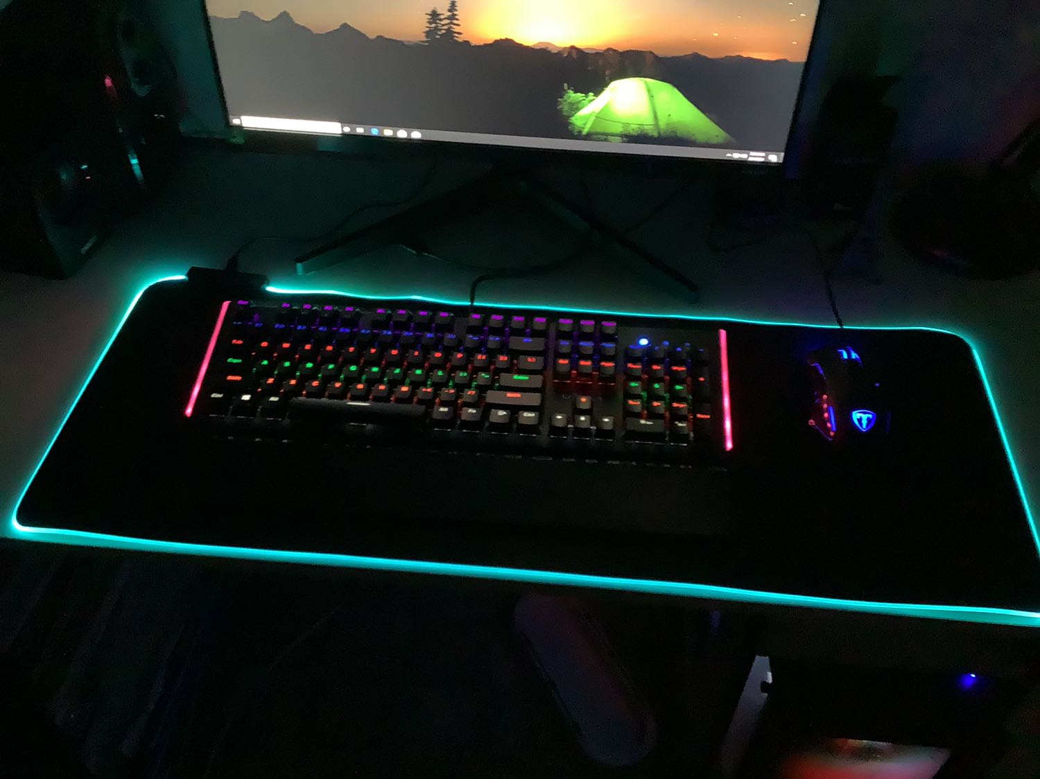 Màu đẹp như quảng cáo, chỉ có đường chỉ khâu đèn chưa chắc chắn lắm,thêm nữa thỉnh thoảng sờ vô thanh đèn bị giật hơi tê tê nữa,ko dám cắm đèn luôn !