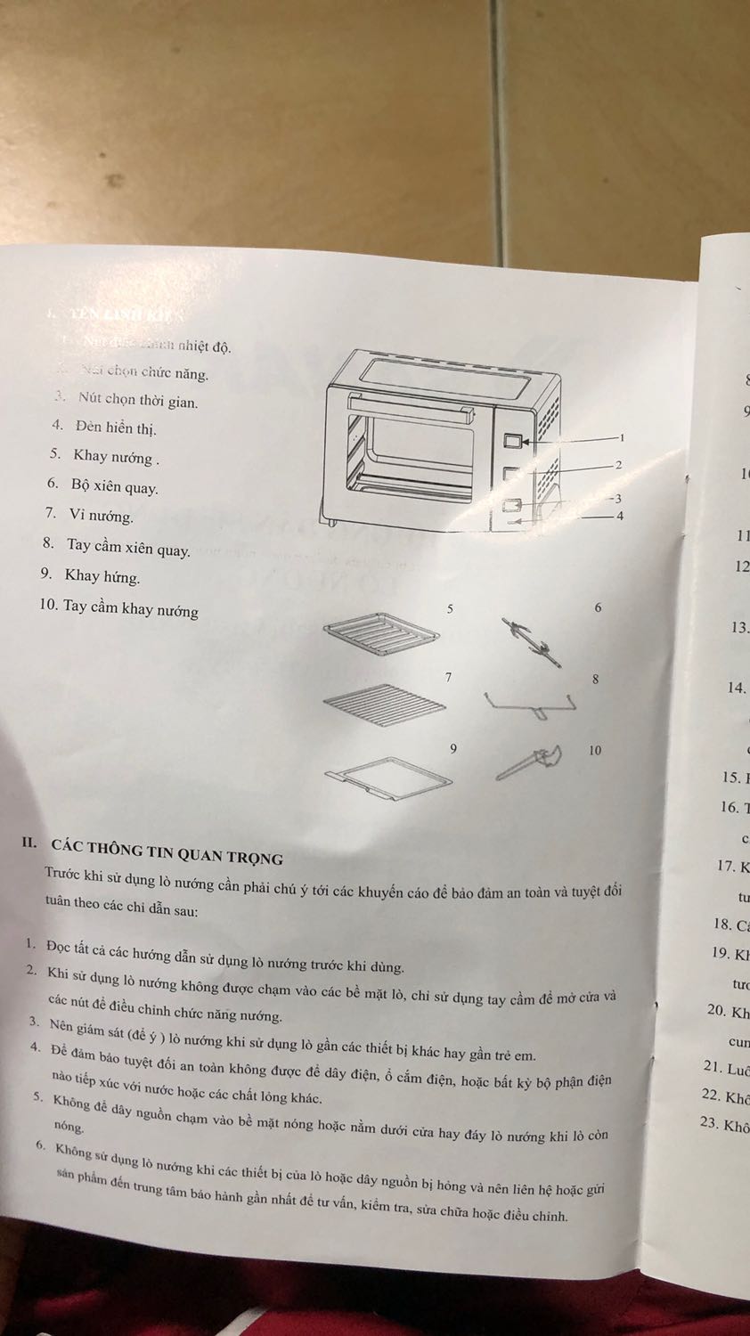 Mình mới mua được lò 1 ngày thì thấy:
- Hàng giao thiếu 1 khay hứng số 9
- Lò bị hở nhỏ ko kín hoàn toàn
- khi *** nhiệt độ luôn bị chênh tầm 20-30 độ trong lò so với mức nhiệt chọn.
- quạt đối lưu mình ko chắc nó chạy ko, ko nghe thấy đc tiếng chạy. 
- Lò hơi sứt nhỏ bên mé phải ( có thể chấp nhận đc).

Mình ko hài lòng với hàng đã được nhận vì nó nảy sinh khá nhiều điều phát sinh.

Điều mình thấy oke là kích thước lò ổn và nhân viên giao trách nhiệm, nhanh nhẹn. Mong tiki và bên cung cấp có thể giải đáp cho mình những nội dung trên