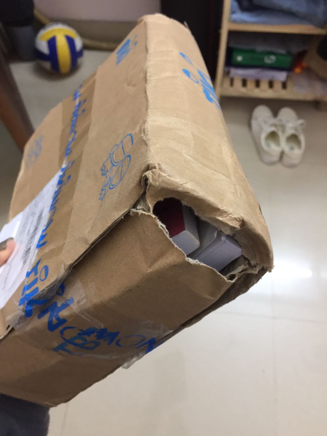 Nội dung sách okie nhưng mình ko hài lòng về bên ship. Họ ném hàng mà cái hộp bục cả 2 bên luôn. Đây là lần thứ 2 mình mua hàng tiki mà bị ném nát cả hộp lẫn cả sách bên trong