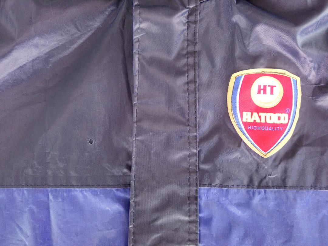 Hàng đặt là Thanh Long hàng giao là HATACO, Áo 2 lớp thật nhựa ngoài rù trong. Nhưng có một điểm còn phải nói là trước ngực có 1 lỗ chấm bằng đầu đũa ăn cơm bị lủng rồi vá lại. Quần thì nhỏ ngắn, mặc vào bị vướng đáy, ống quần thì ngắn ngang ống quyển. Nói chung là thất vọng vô cùng