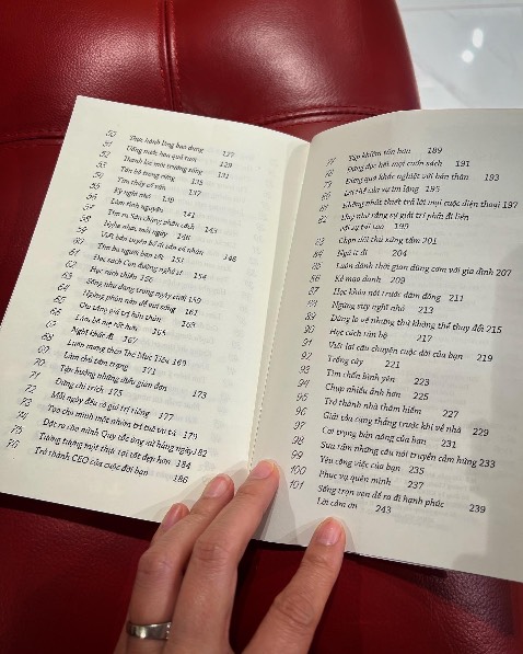 Mình yêu quý Tiki vì là nơi tôi thoả thích mua sách và đây là cuốn sách dễ thương, nhẹ nhàng nhưng khơi dậy cho bạn cảm hứng sống vui.