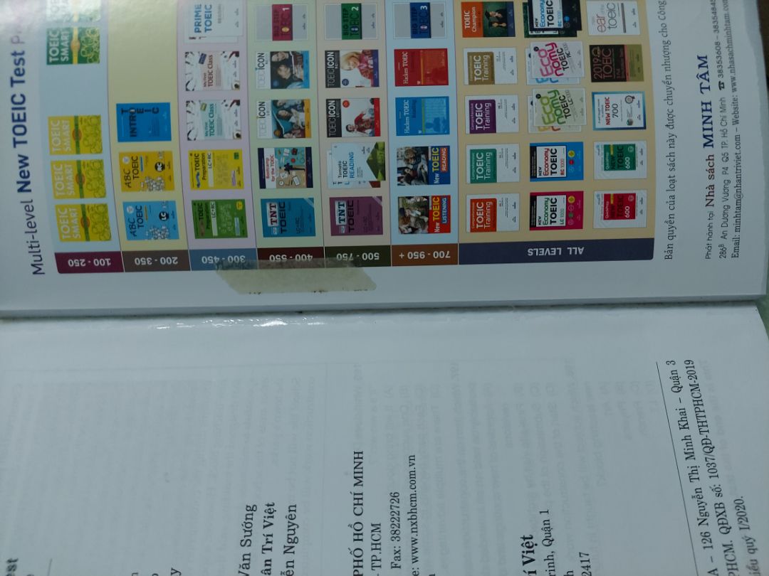 Quá tệ, đặt sách mới mà giao cho mình một cuốn sách cũ, bìa thì bong tróc các góc của cuốn sách thì bẩn không chịu được.