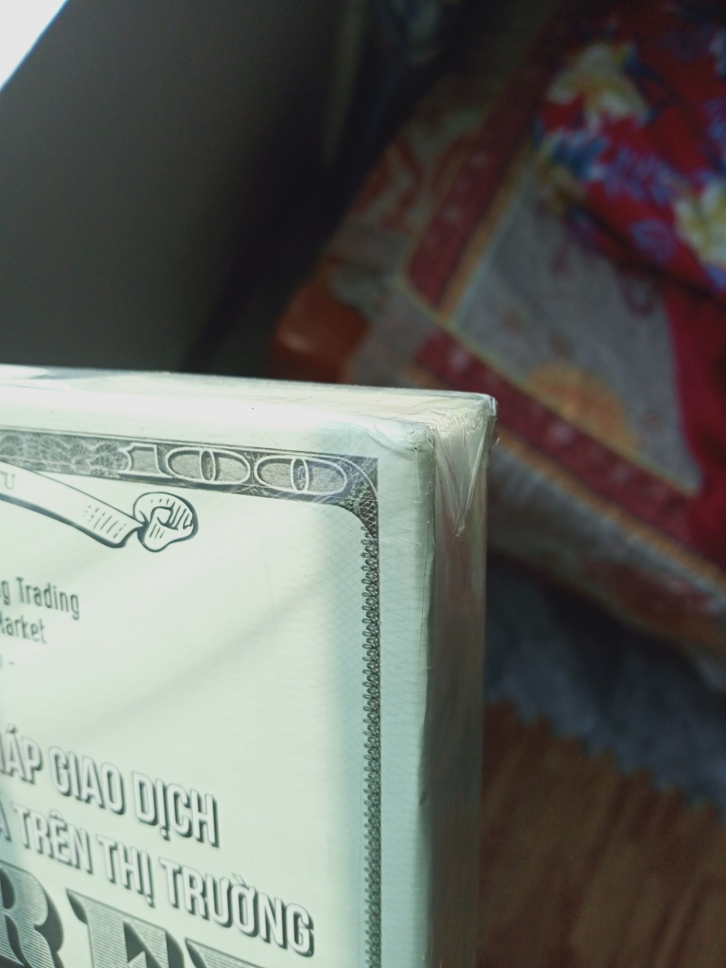 Về nội dung thì mình k nói , vì mỗi quyển sách khi xuất bản thì sẽ đều mang 1 nội dung và giá trị riêng của của nó . Nhưng về hình thức thì mình vẫn chưa hài lòng lắm , k biết đóng gói sp là bên happylive hay bên tiki làm mà quá sơ sài luôn ạ , các cạnh của sách móp méo hết , bìa sách thì có nhiều vết sước , hộp đựng sách thì khá cũ nát , k có lớp bọc chống va đập nào cả ! Mua cả triệu tiền sách ( mới ) mà nhận về như này thì cũng thấy khá thất vọng 

Mong là vấn đề này sẽ đc khắc phục trong lần mua hàng tới 

Thanks You !