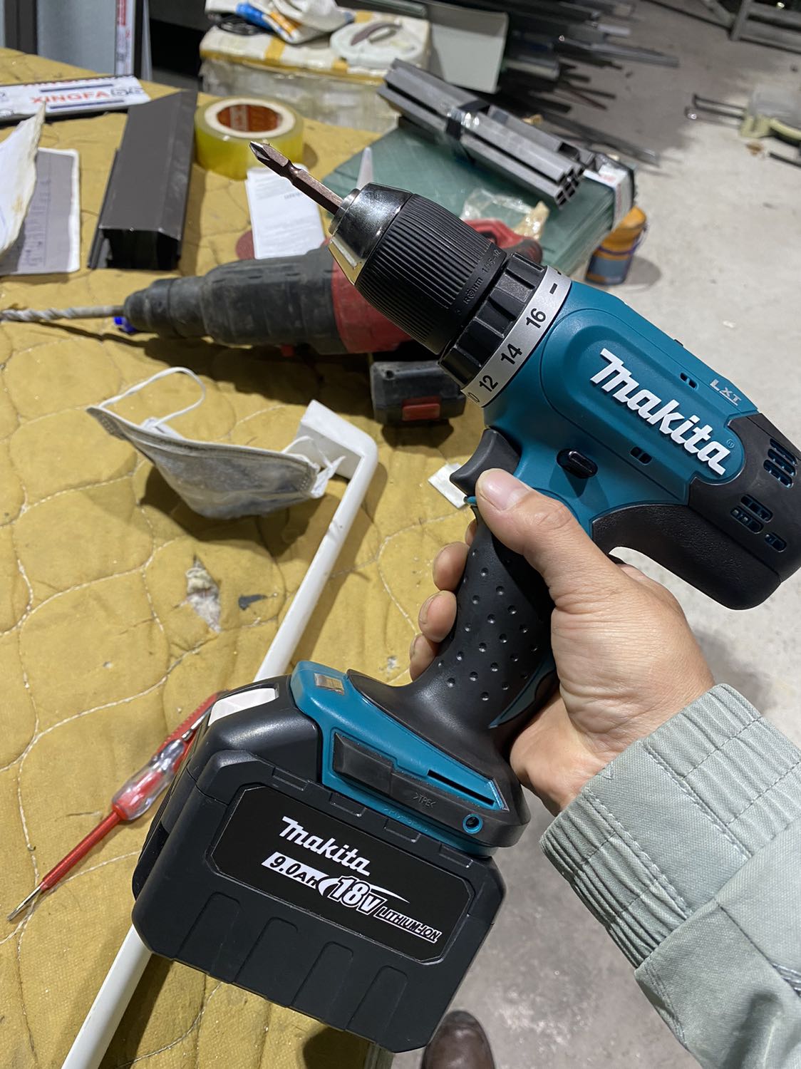 Máy đẹp.nhưng phải tháo ra nối hai cực dương lại với nhau mới chạy được pin máy ngoài