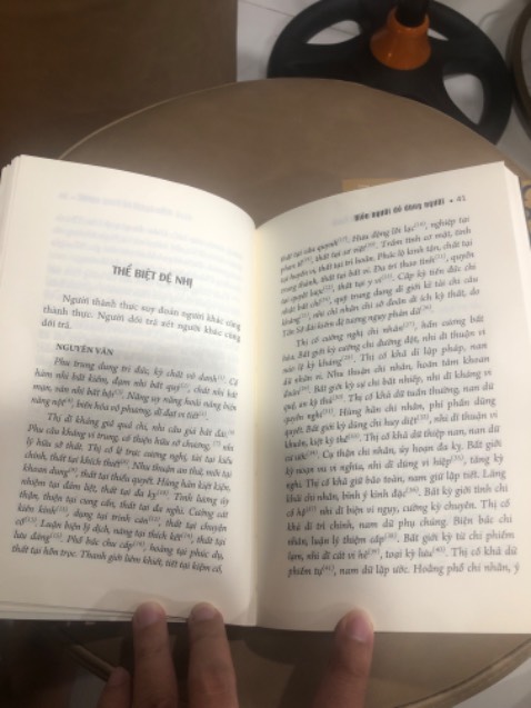 Chất lượng giấy và bìa tốt, giao hàng đầy đủ, 10 điểm hình thức
Nhưng nội dung thì cá nhân đánh giá không được như mong đợi như khi coi các clip quảng cáo ngắn trên ***, ***,…! Cụ thể
1, Cổ học tinh hoa: có nhiều truyện ngắn nhưng hầu như chỉ là các câu chuyện đời thường, ko có gì mang tính “tinh hoa”, khác hẳn các câu truyện “thâm sâu” như quảng cáo trên ***, *** nếu bạn mua sách vì coi các clip này
2,Trí tuệ người xưa: chủ yếu là các câu chuyện thời chiến xưa của Trung Quốc (Xuân Thu Chiến Quốc, Ngũ Đại Đường, Tam Quốc,…), nhiều quá chưa đọc hết nhưng đọc được vài ba chục trang thì thấy không như mong đợi
3, Hiểu người để dùng người + 4, Đạo lý người xưa: riêng 2 quyển này thì pó tay không đọc nổi, giống như đọc kinh vậy!
Quan điểm cá nhân, do mua sách khi coi quảng cáo trên ***, ***, có thể không đúng với người khác! Trân trọng