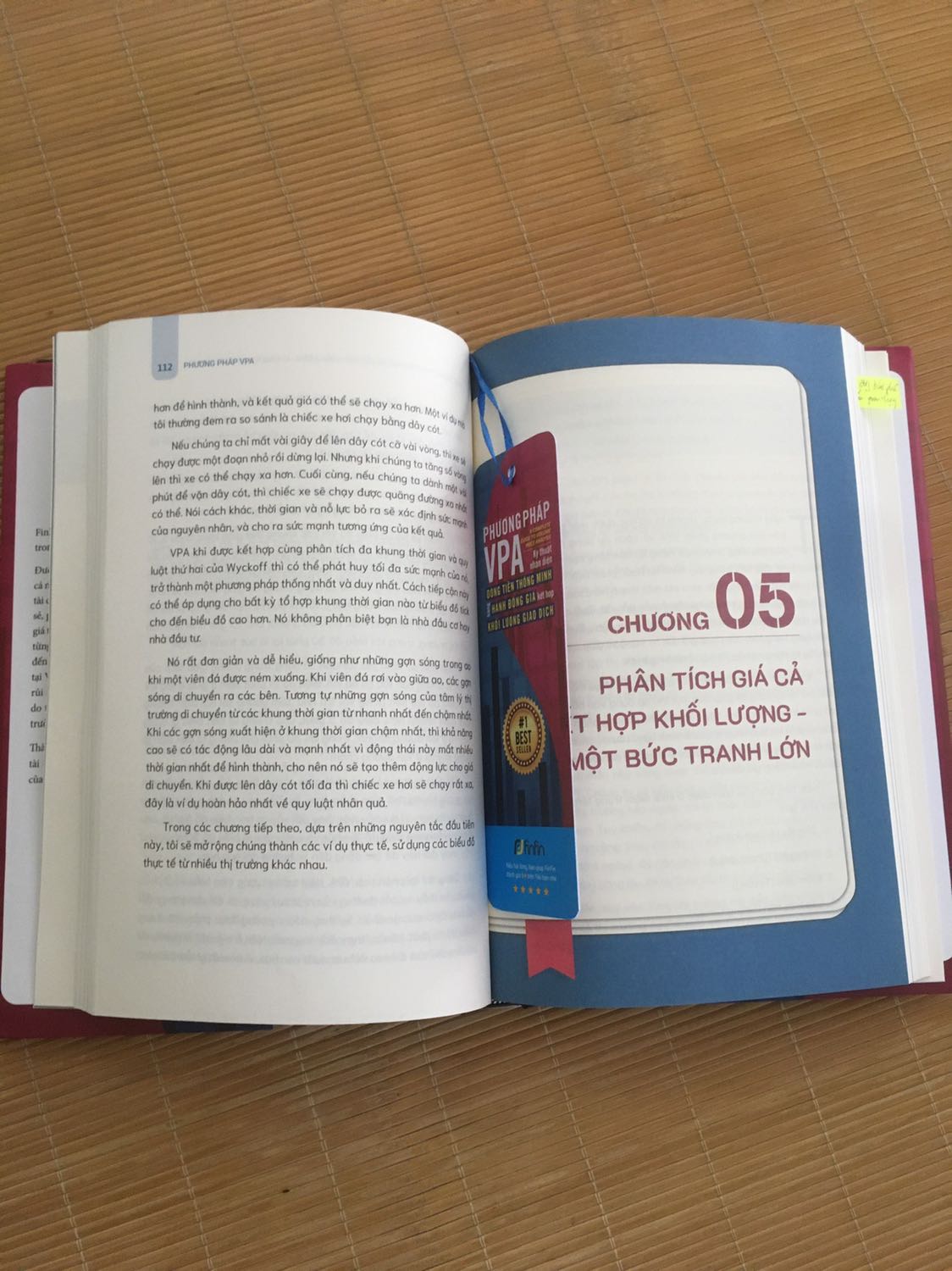 Cuốn sách là nhửng kiến thức chia sẽ rất tuyệt vời của tác giả cô Anna Coulling. Cuốn sách nói rất rõ hành động nỗ lực tốt sẽ đi đến kết quả tốt (đó là hành động giá đi kèm với khối lượng). Là 1 nhà trader thì nên đọc nhửng cuốn sách này để hiểu rõ đằng sau cây nến và khối lượng đó đang nói với ta điều gì để chúng ta biết và hành động 1 cách chính xác tránh bị nhà giao dịch nội bộ “làm thịt” mình. Cảm ơn nhà sách finfin đã đưa đến cho độc giả những cuốn sách hay như thế này. 
P/s: Mình cũng mới mua thêm 2 cuốn của nhà sách finfin để nâng cao kiến thức, khi nào đọc xong mình sẽ review lại nhé, sách chất lượng giấy rất xịn sò nhé, mình rất thích sách bìa rời thế này. Tiki thì giao hàng rất thần tốc. Chúc tất cả mọi người tốt hơn mỗi ngày nhé. ?