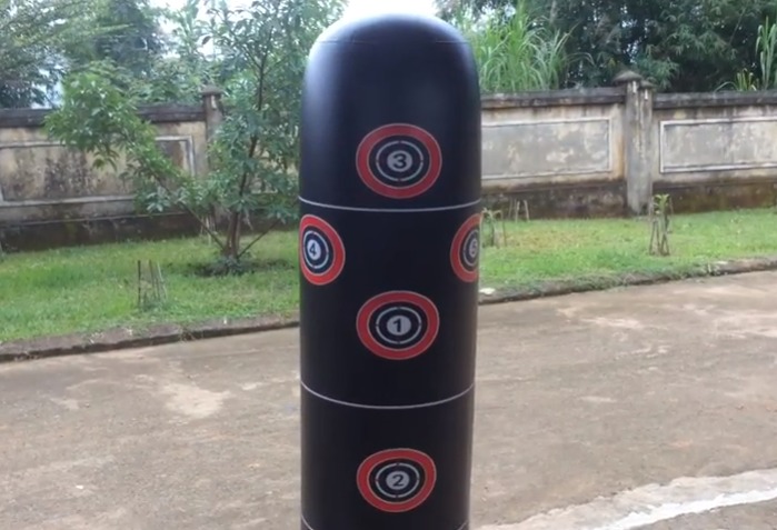 Vỏ Trụ Đấm Bốc Tự Cân Bằng 
Loại này da dầy hơn cái loại có người chữ X nhé các bác.
đấm cũng nặng tay hơn, chứ cái chứ X đấm nhẹ lắm.
SP có kèm cả bơm nên tự làm đc ngay, ko mất công ra quán sửa xe.
đánh rất tốt, 2 bố con nhà mình cùng chơi đc luôn