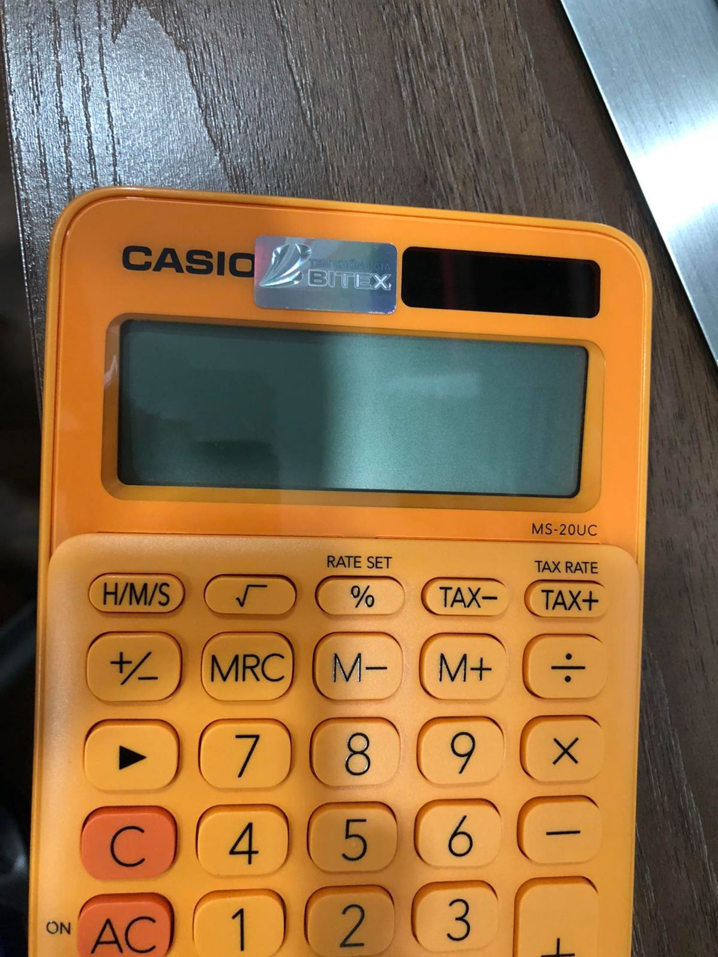 Sản phẩm nhận như vậy thì 1 sao xứng không. Tiki bán hàng kém chất lượng, mua xong thử như vậy. Máy tính mà bấm k lên số, đề nghị kiểm tra chất lượng trước khi giao khách hàng Sản phẩm nhận như vậy thì 1 sao xứng không. Tiki bán hàng kém chất lượng, mua xong thử như vậy. Máy tính mà bấm k lên số, đề nghị kiểm tra chất lượng trước khi giao khách hàng