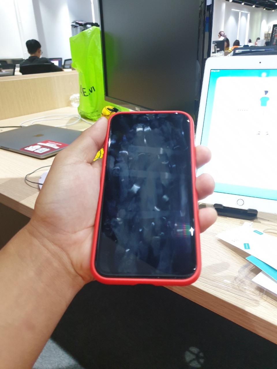 Mình vừa dán xong thì cảm thấy hàng không được như quảng cáo. Mặt kính bấm vân tay  khá bẩn, lướt không được mượt khiến mình bắn PUBG khó khăn, còn về độ bền khi nào rớt thì mới biết được