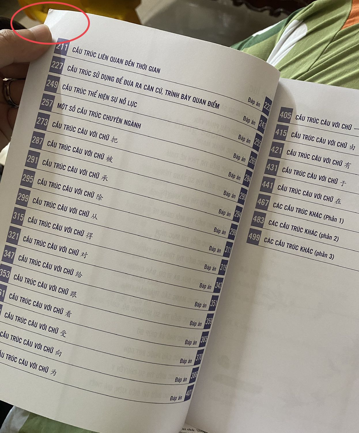 Sách dày đẹp, tuy nhiên bị gập góc nhẹ như ảnh. Nội dung thu hút, mình sẽ ngâm cứu thêm trong quá trình học tiếng Trung sắp tới!