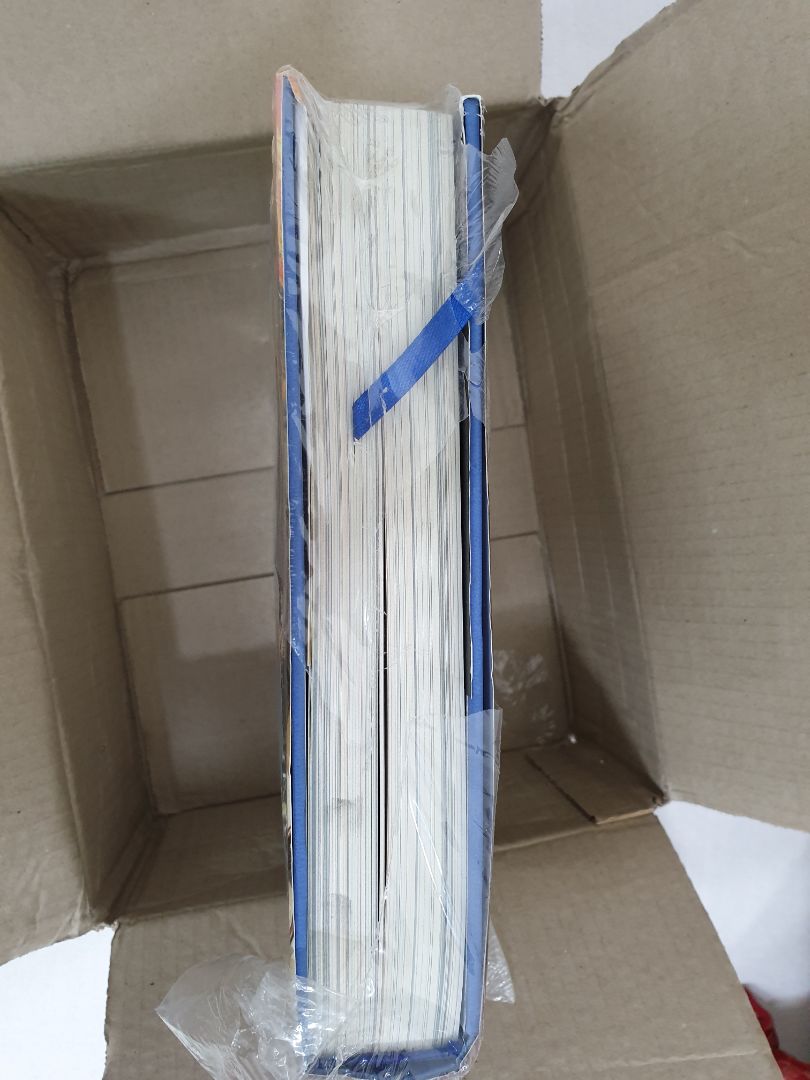 Mình đặt hàng ngày hôm qua, TIKI báo tuần sau giao nhưng hôm nay đã giao rồi. Rất nhanh, rất nguy hiểm luôn.
Tuy nhiên, sách bị tróc màng bọc rất nham nhở, dơ, bám bụi rất nhiều. Sách còn bị gãy góc, nhăn bìa. Mình đang yêu cầu đổi lại nhưng chưa thấy phản hồi.
Góp ý cho TIKI là giao hàng nhanh phải đi đôi với chất lượng nha!!!