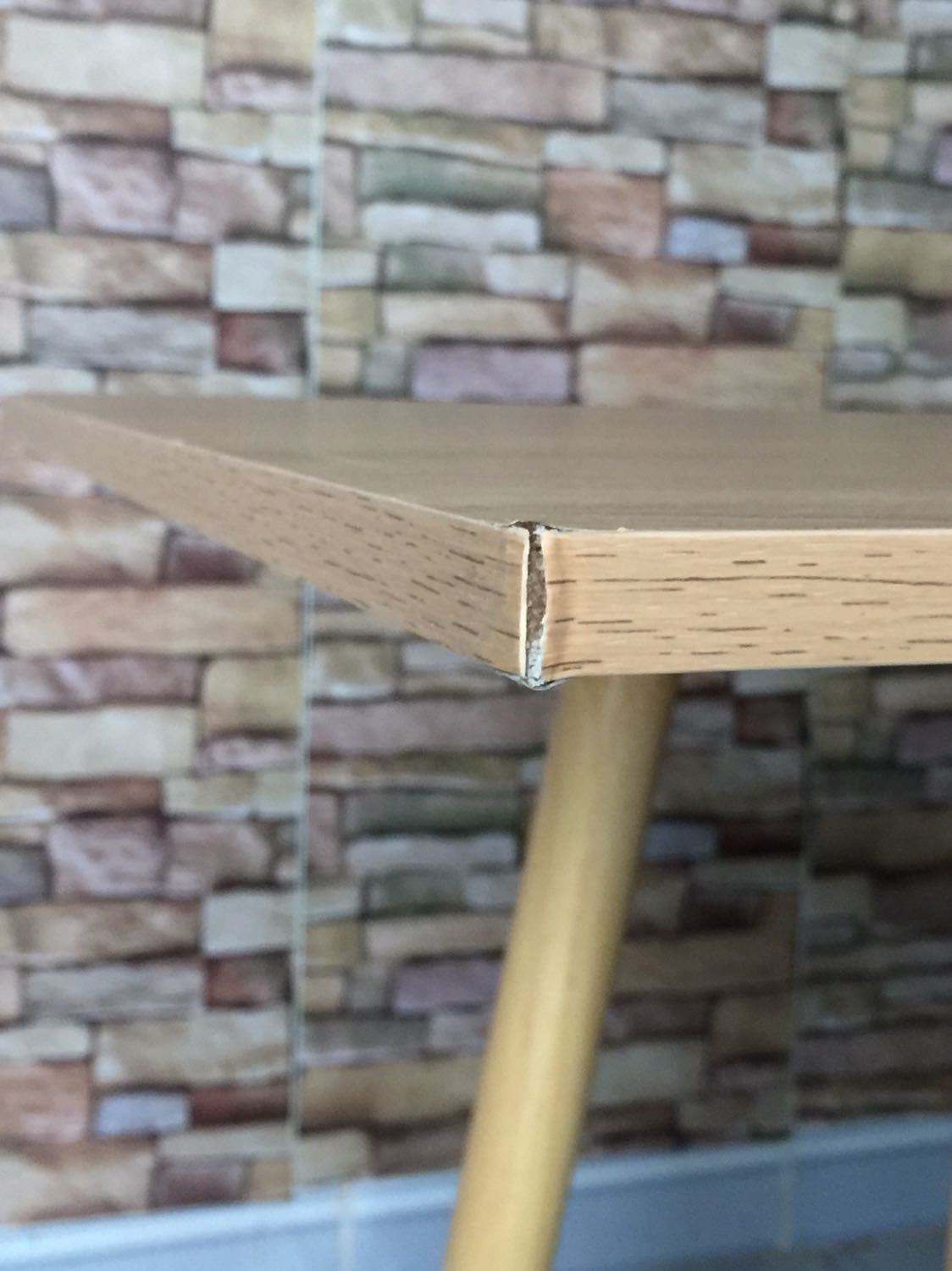 1 . Một góc của bàn bong tróc như thế này 
2. Chân bàn không đều, khập khiễng
Mình không yêu cầu nhà cung cấp thu hồi hàng mùa dịch bệnh phúc tạp này. Nhưng mình có thể yêu cầu các hướng dẫn mình cách khắc phục chỗ xấu xí kia. Các bạn k nên làm ẩu rồi cung cấp cho người tiêu dùng đại như thế.