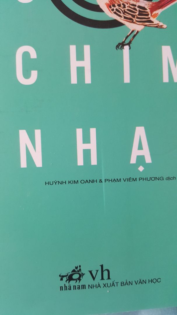 Có ưu điểm là giao hàng đúng hạn, nhưng có lẽ do quá trình vận chuyển nên hộp đựng bị lõm vào. vừa cầm sách lên là tay mình bị dính cả đống bụi, kèm theo vài chỗ bị dính bẩn trên bìa nhưng cạy ko ra (khá đau lòng). Chắc vì hộp đựng hơi nhỏ nên bìa sách bị chầy xước đôi chỗ, mép sách bị rách và cong như trong hình. Mặc dù có thể thông cảm được, nhưng lần này hơi thất vọng vì mình đã mong đợi sẽ có trong tay 1 cuốn sách mới tinh.