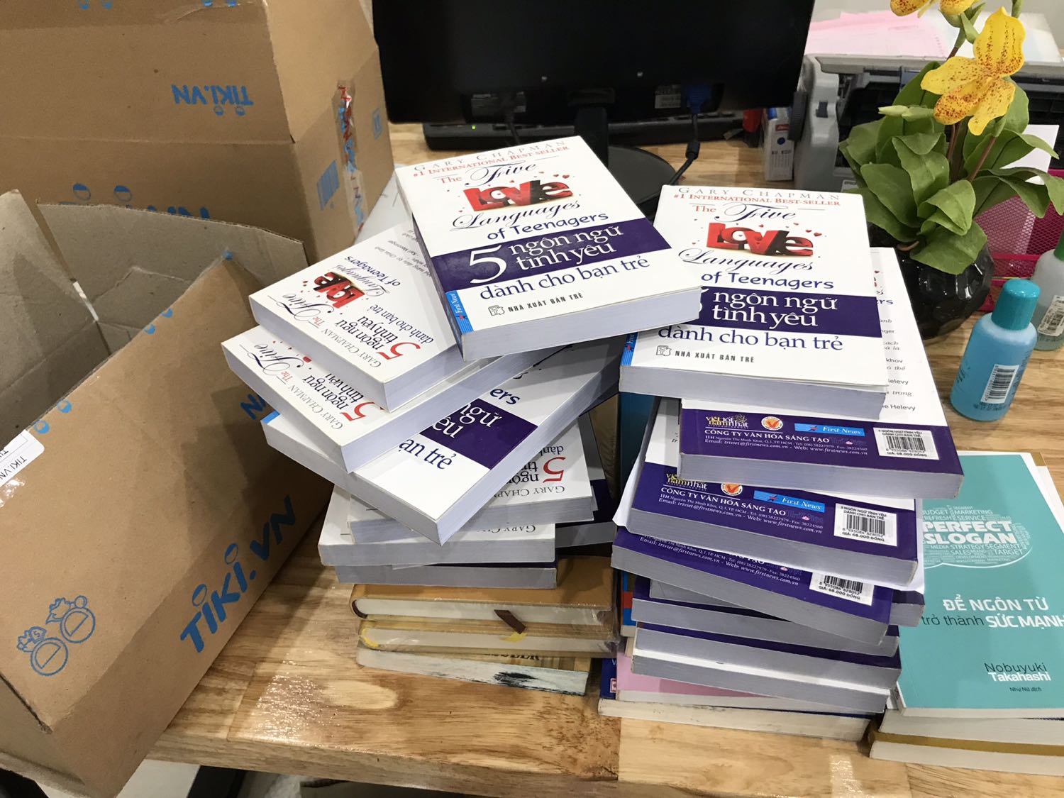 Không chấp nhận được việc giữa bao la nhà cung cấp mình chọn tiki trading để cho an tâm nhưng sách bẩn như sách đổ đống, hàng thùng. Bên trong thì nhăn nheo, sờ vào cuốn nào cũng thấy bụi. Ko hiểu kho tiki bảo quản ntn. Ban đầu rất ưng tiki về tác phong chuyên nghiệp và lịch sự, nhưng càng ngày càng thấy phải xem xét lại.
