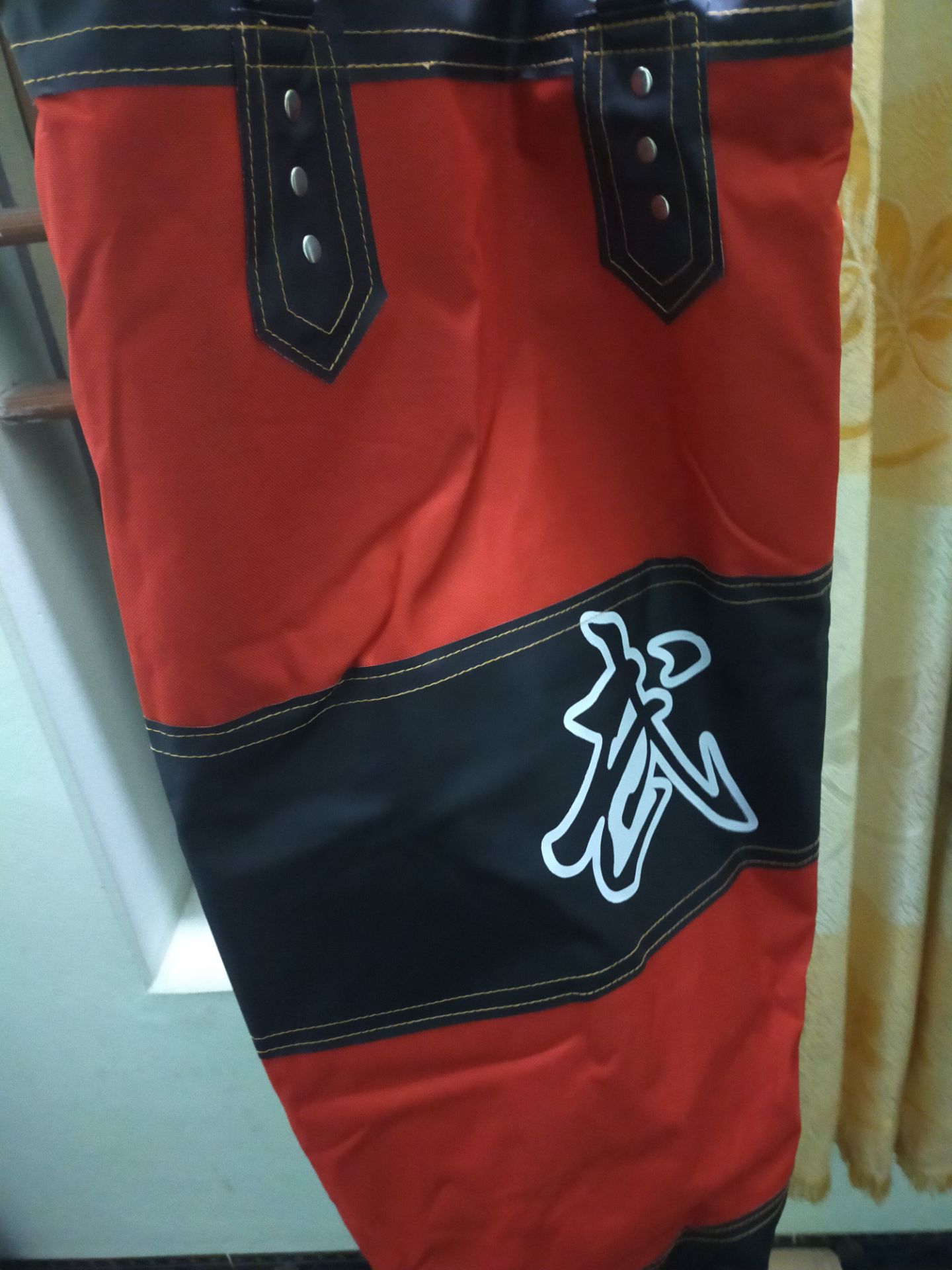 Bao 3 lớp nên sờ dày lắm mn ạ! Mình chưa nhồi nên chưa biết khi đấm bao này sẽ ra sao nhưng khi nhận hàng mn sẽ bất ngờ vì độ dày của vỏ bao này! Về hàng tặng kèm thì đầy đủ 7 món Bao 3 lớp nên sờ dày lắm mn ạ! Mình chưa nhồi nên chưa biết khi đấm bao này sẽ ra sao nhưng khi nhận hàng mn sẽ bất ngờ vì độ dày của vỏ bao này! Về hàng tặng kèm thì đầy đủ 7 món