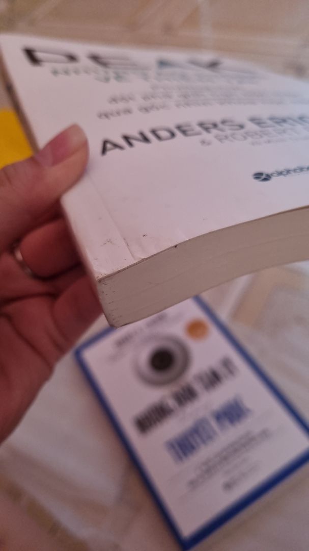 bìa sách dơ quá, chụp thì không thấy nhưng ở ngoài dơ nhiều lắm. Góc sách còn như này, khó chịu ghê