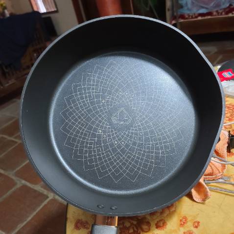 Giao hàng nhanh nhưng sản phẩm đến tay mình bị méo móp hẳn bên phải như ảnh bao bì có dấu hiệu bị rạch , do chủ quan nên k quay lại video với lại chảo móp thì dùng vẫn oke chỉ góp ý Tiki cần quan tâm khâu kiểm hàng hơn!