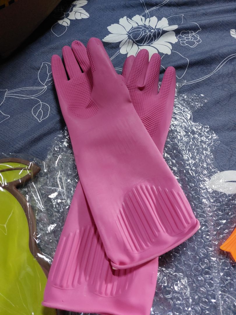 Giao hàng nhanh. Găng tay dày dặn, mình thử mang thì thấy dễ thao tác khi cọ rửa, không bị lùng chùng như mấy loại mình từng sử dụng trước đây.