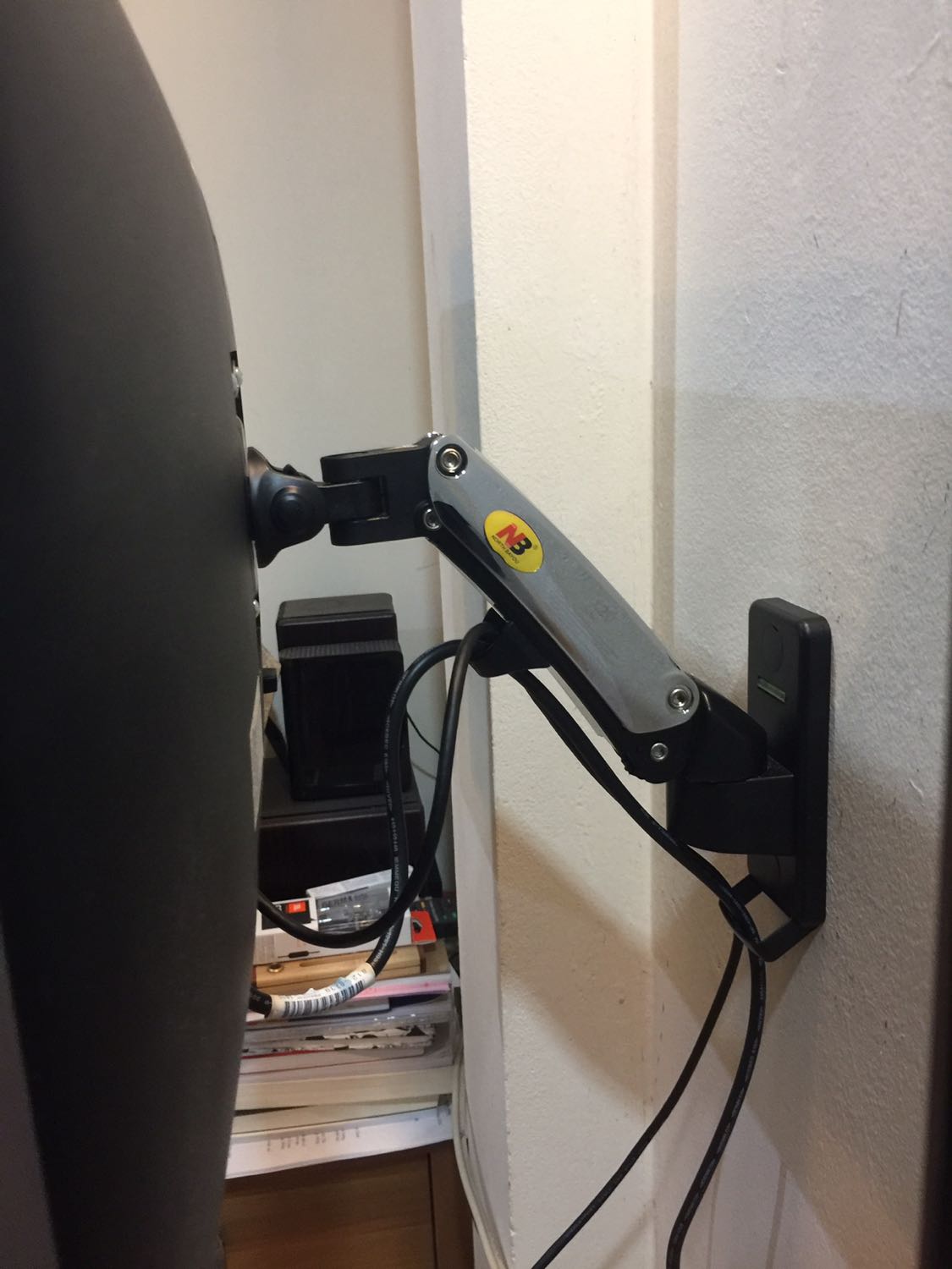 Giao hàng sớm hơn 1 ngày so với dự kiến. Chắc chắn, khả năng nâng hạ tốt, chỉnh được hạ xuống thấp mà màn hình vẫn thẳng, không bị cúi gằm. Quyển sách hướng dẫn kèm theo rất chi tiết.