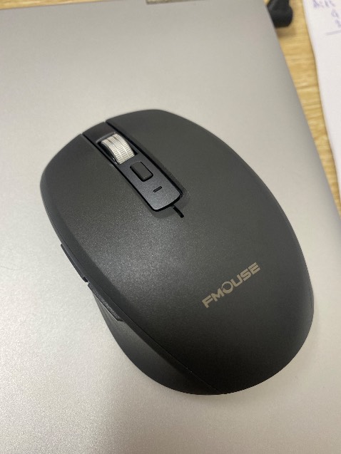 Chuột đẹp, đèn lead nhìn bắt mắt. Phím bấm êm tay, cầm gọn tay.