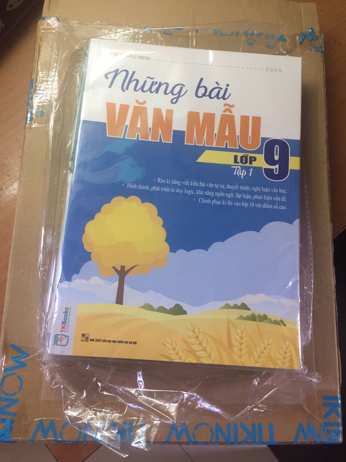 Sách hay nhưng hơi bị cong do vấn đề đóng gói và giao hàng