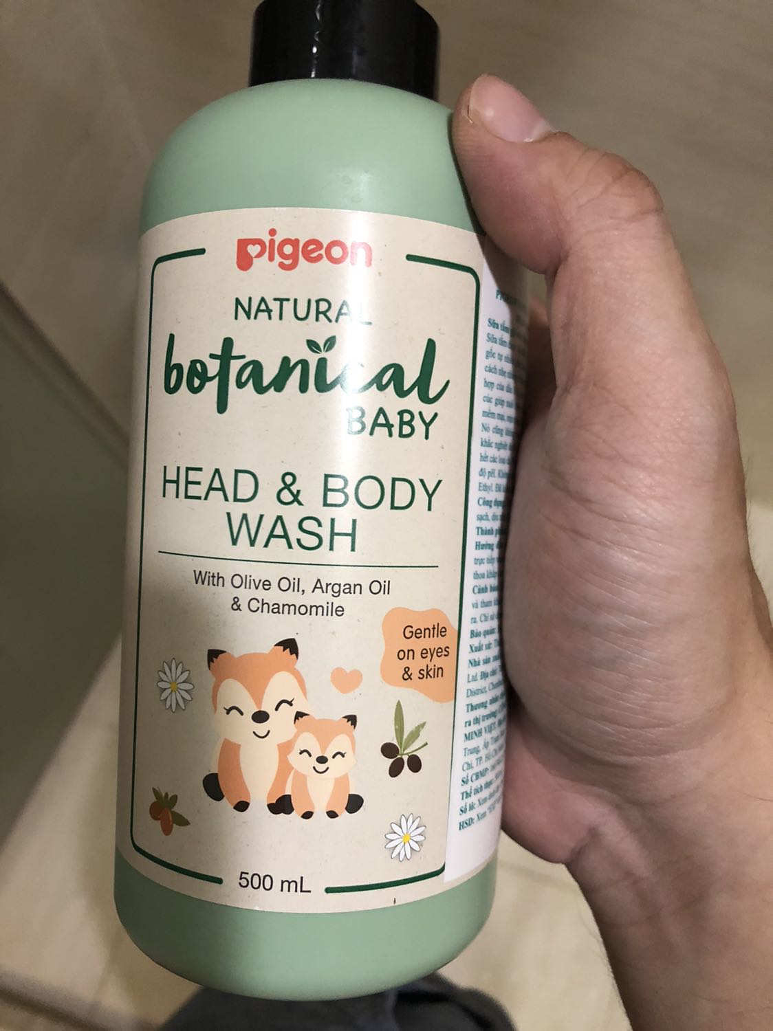 Mùi nhẹ nhàng dùng khá thích, ko khoái cái vỏ chai vì nó hơi ọp ẹp