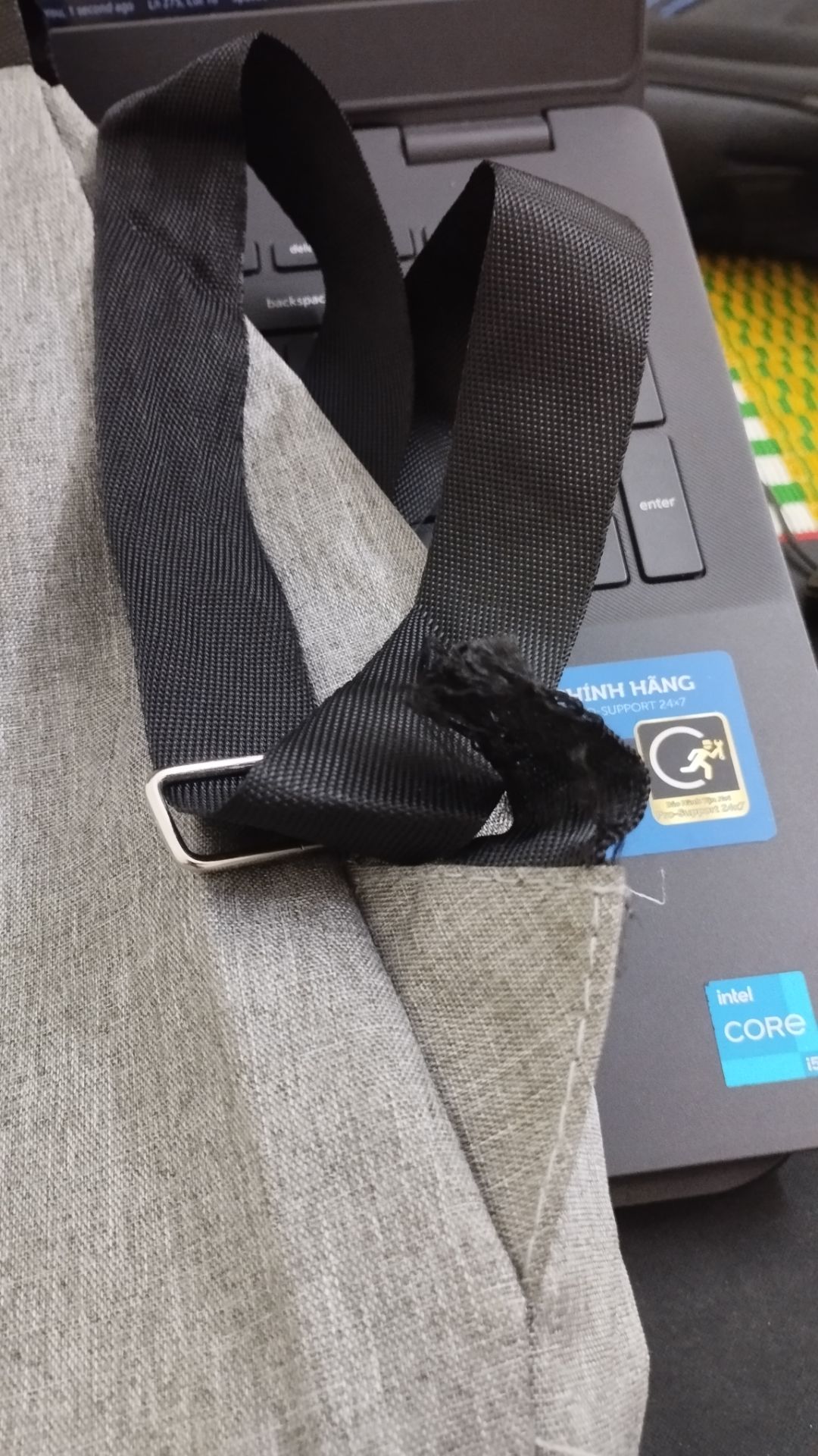 đường may tệ, dây đeo hay bị xoắn, dễ đứt. Mang có cái ví với điện thoại và 1 tháng nó đứt mất r 😪