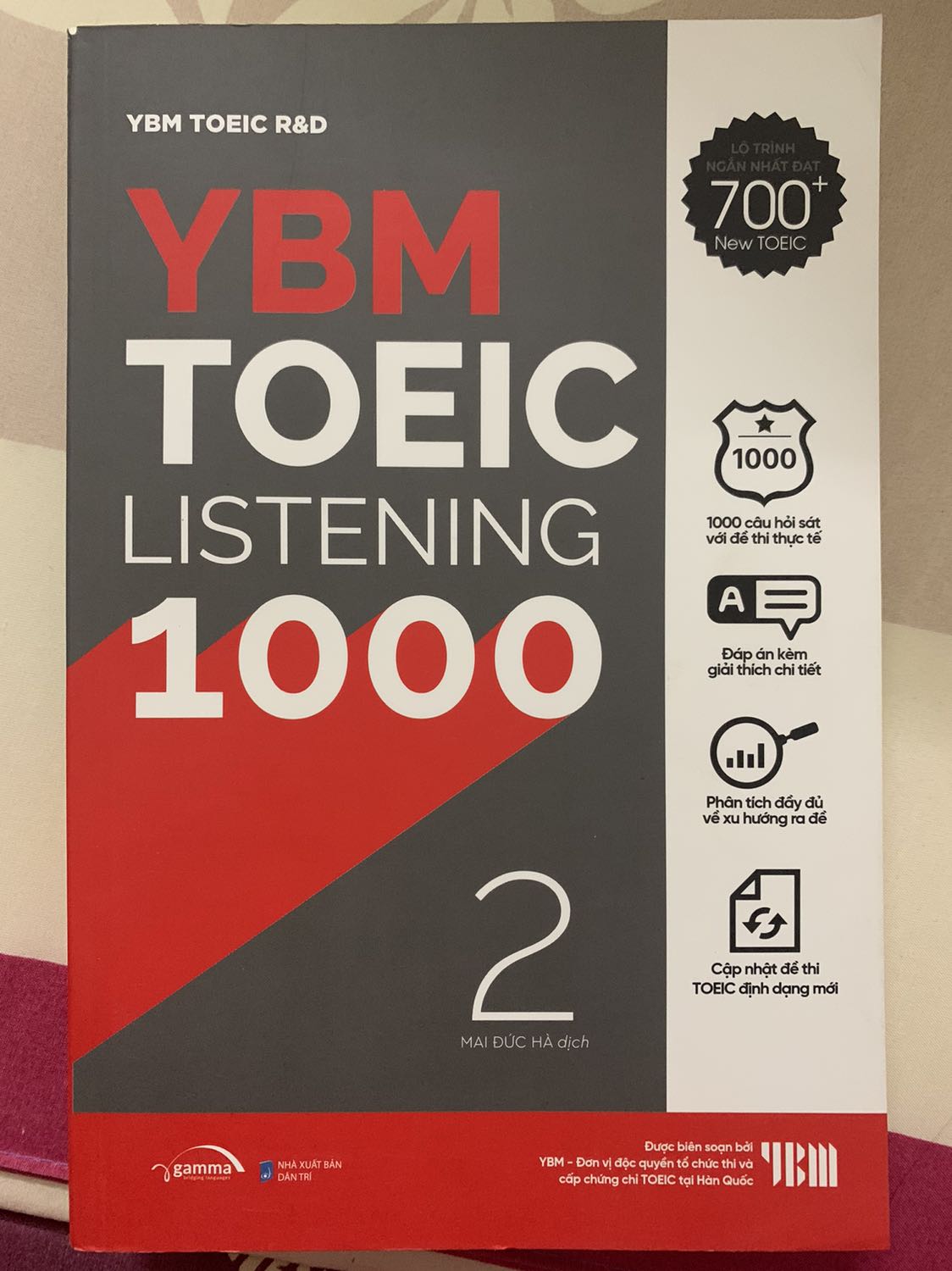 Sách hơi bị nhăn và rách 1 tí ở bìa nhưng không sao. Sách có kèm theo mã vạch đằng sau chứa file nghe, phù hợp cho những ai xài laptop không có ổ đĩa như mình. Bạn nào không muốn dùng lap có thể nghe trực tiếp trên điện thoại, rất tiện lợi.