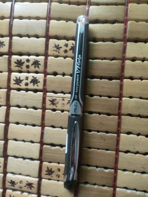 Bút ngoại hình đẹp,viết êm,viết cực sướng...