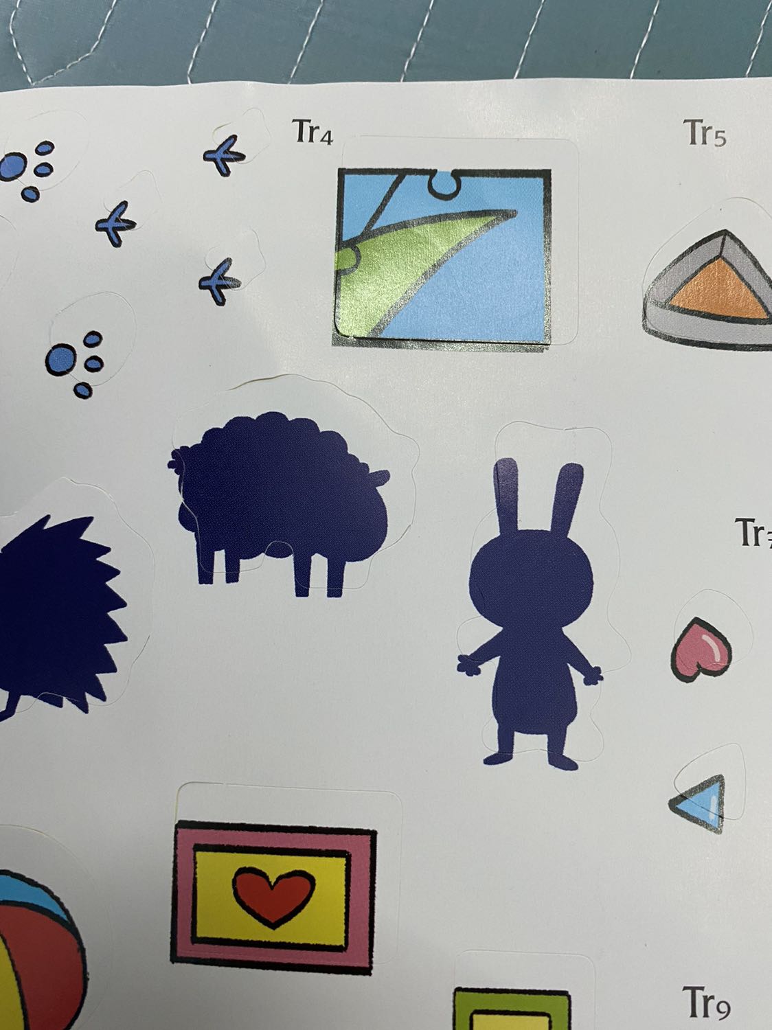 Các hình dán khó bóc do vết cắt ko tinh, cắt xuyên cả nền và ko đứt hết gây rách khi bóc, người lớn phải bóc khéo mới được. Có quyển còn cắt sai làm hỏng cả quyển sách