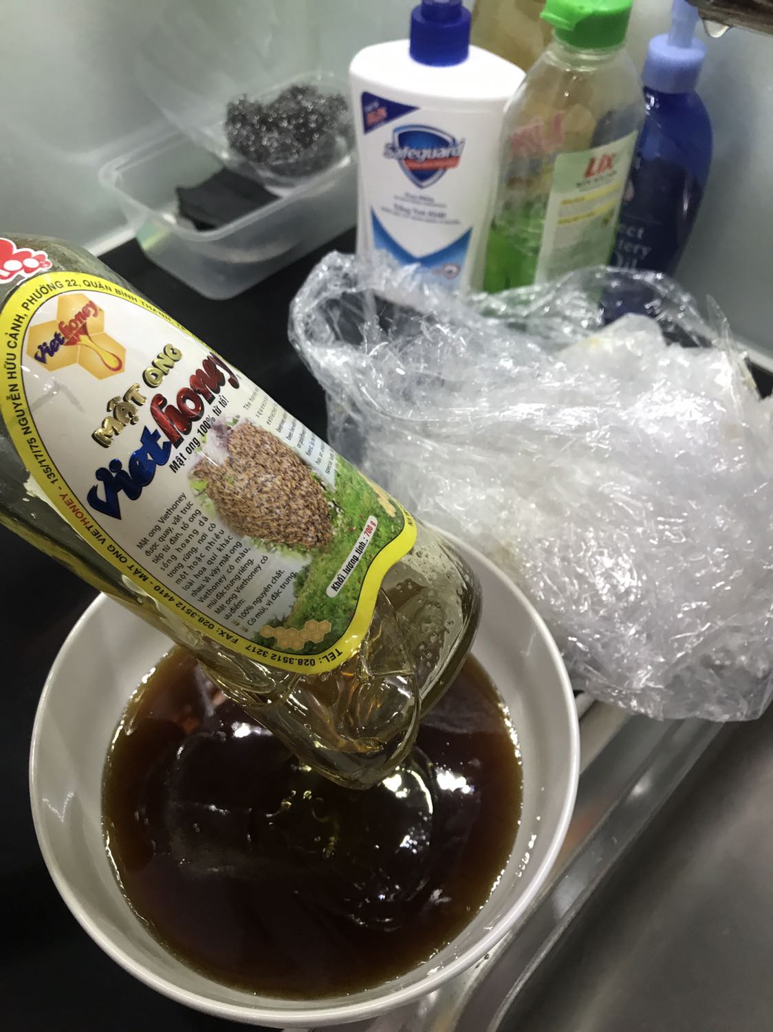 Thất vọng quá. Mình mua 3 chai lúc nhận hàng thì thùng giấy bên ngoài đã đổ đầy mật ong, mở hàng ra thì có 1 chai bị vỡ, đổ hết nửa chai luôn. Mình phải chiết ra tô để giữ phần còn lại haizz