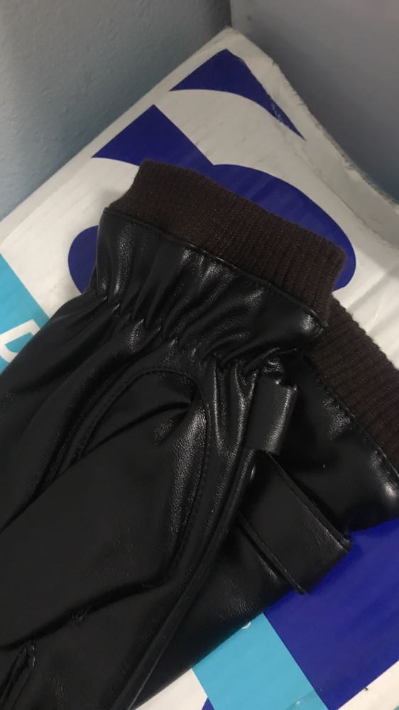 Găng tay da ấm áp. Mua về đúng đợt rét đầu mùa dùng thích ghê. Đi mưa khá ổn không sao cả. Lớp lông bên trong làm găng tay mềm mại dễ chịu. Da co giãn tốt đeo cũng rất thoải mái nữa ý. Sản phẩm tốt đánh giá 5 sao. Cảm ơn shop và tiki