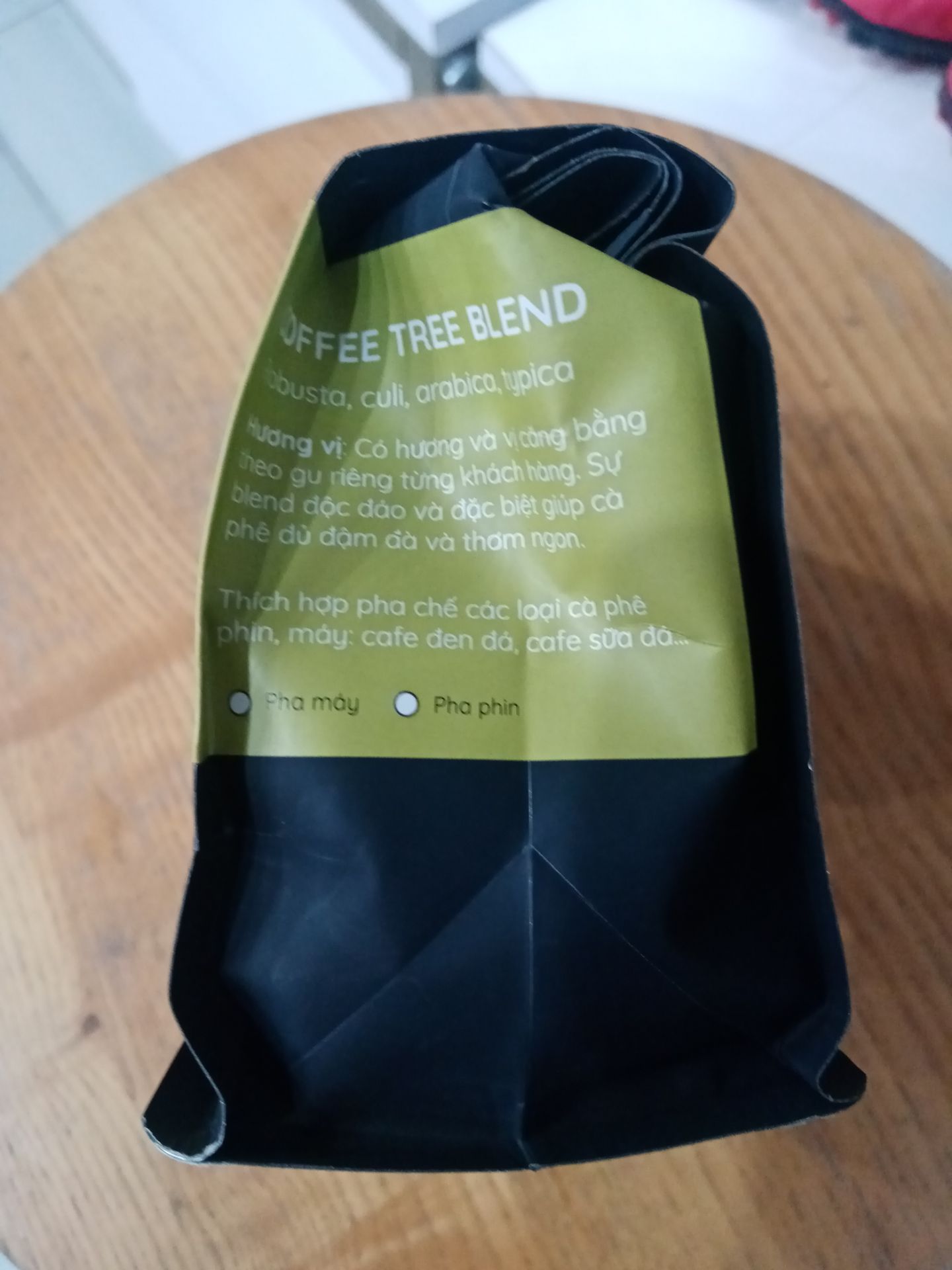 Mình đang uống gói cà phê trong hình này. Cà phê xay hạt mịn, rất thơm, ít đắng. Từ ngày biết thưởng thức cà phê đến nay mình chỉ uống cà phê đen đá ít đường. Mình đã kinh qua rất nhiều thương hiệu cà phê với hầu hết các dòng khác nhau.
Mình thấy cà phê hiệu này ngon nên mua. Mình đang uống gói cà phê trong hình này. Cà phê xay hạt mịn, rất thơm, ít đắng. Từ ngày biết thưởng thức cà phê đến nay mình chỉ uống cà phê đen đá ít đường. Mình đã kinh qua rất nhiều thương hiệu cà phê với hầu hết các dòng khác nhau.
Mình thấy cà phê hiệu này ngon nên mua.