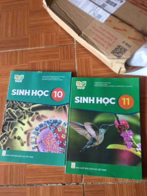 Sách bị rách và bạc màu. Giao hàng trễ hẹn. Mk đặt hôm 30/8. Tiki báo 31/8 nhận hàng mà mùng 3/9 mới nhận đc