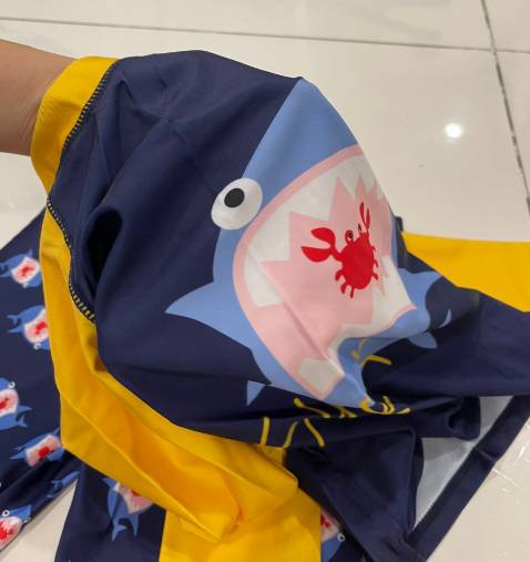 Vải đẹp, bền và mịn nhé. Size như miêu tả của TIKI. Rất hài lòng. Shop tặng kèm một kính bơi đẹp nữa. Rất cám ơn shop nhé.