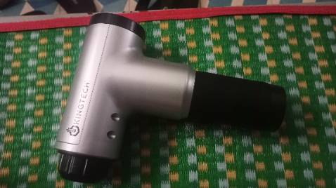 Máy mình thấy khá êm ái, tuy nhiên bật chế độ càng lớn rung chấn càng mạnh nên đó là điều ko thể tránh khỏi, thêm 1 điểm nữa là chỉ bấm 1 nút duy nhất để tắt, điều đó khá bất tiện, còn lại thì tuyệt