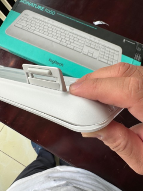 Vừa mới nhận đc đơn hàng khi khui ra thì gặp tình trạng bàn phím bị hở góc phải trên cùng, móp có lẽ do đã bị va đập trong lúc vận chuyển.