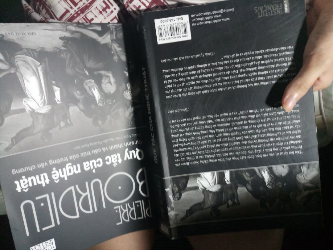 mặt sau sách bị chà xước nham nhở như lấy cái xước chùi nồi cọ vào. cầm đọc rất khó chịu vì tay luôn cảm thấy bẩn. bìa sách đây. mình không viết có phải sách lậu không mà cái bìa như bìa phô tô thế này. quá chán.!