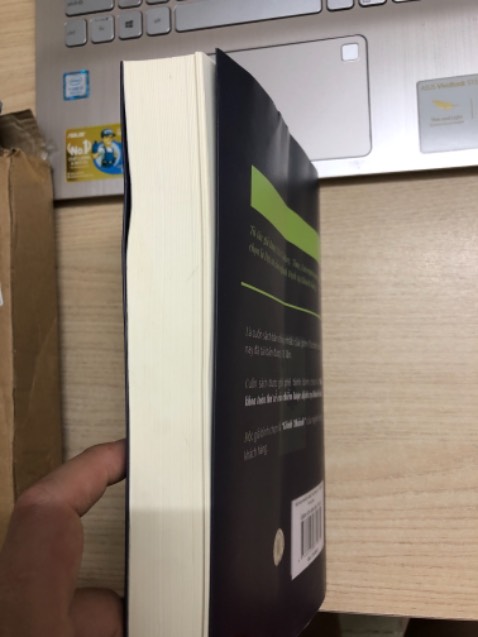 Hic háo hức, chờ đợi cuối cùng nhận đc nó như thế này đây. Ko biết do khâu vận chuyển hay từ lúc xuất kho. Có 1 góp ý nhỏ Shop nên thêm lớp mũ nhựa nhựa bong bóng bọc lại để bảo vệ sách an toàn hơn. Tránh được những phàn nàn đáng tiếc kế tiếp.