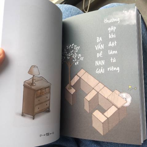 Từ nhỏ toàn phải ở chung phòng với chị, sắp xếp nhà cửa thì phải nghe theo bố mẹ. Bây giờ có phòng riêng tha hồ decor theo ý thích. Mình đã tậu hẳn em sách này về để học theo, hihi… và trên cả tuyệt vời luôn.

1.	Mình đặt Tiki now nên giao hàng siêu nhanh, gói hàng rất cẩn thận. (còn gặp bạn ship rất cute nữa).
2.	Chưa bh mình nhìn bìa để chọn sách, nhưng bìa em này đúng siêu phẩm, xinh cực, nhỏ gọn, màu xanh lá mát rượi, cầm trên tay mà sang hết cả người. 
3.	Sách in màu nên giấy cực xịn, ít chữ, nhiều hình mô tả, nên đọc không bị kiểu lý thuyết, thực hành thì cứ theo hình thui.
4.	Cuối cùng quan trọng nhất là nội dung: Đọc cuốn này mới thấy nhà mình là tổng thể của sự chắp vá, thường bày trí theo kiểu chỗ nào trống thì nhét đồ vào từ phỏng ngủ đến nhà tắm, trông bừa bộn và thảm họa dã man. Nhà thì rộng mà trông chẳng đâu vào đâu. Bây giờ có sách hướng dẫn về mình sẽ setup lại hết, nói có lý thì bố mẹ cũng phải nghe thui. Nói chung từ chất liệu, khoảng cách, hình khối đồ vật, cách bày trí để tiết kiệm không gian,… từ cái to đến cái nhỏ cứ liên quan đến thiết kế nhà thì ko thiếu một chi tiết nào, kể cả cái bóng đèn. Mình ko hiểu về kiến trúc lắm nên chỉ nói được vậy thôi. Các bạn nào mê kiến trúc chắc còn thích nữa. 

Mình join nhiều *** nói về decor nhưng nó như một biển thông tin vậy, cuốn này viết rất chi tiết, không thiếu một góc nào trong nhà, vừa khoa học lại vừa đáng yêu. Chỉ vì quá chim ưng nên mình muốn review 1 xíu, mình đi decor nhà tiếp đây. 

Nếu bạn có một căn phòng riêng bày trí theo ý của mình bạn sẽ chẳng muốn la ca bên ngoài đâu.