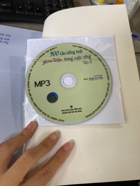 Mình mua sách vì muốn hc tiếng anh và thông tin sách có để là file nghe quét mã QR vậy mà lúc giao sau sách ko có mã quét chỉ có 1 đĩa cd ? Mình bỏ đĩa vô đâu nghe bây h ? Thông tin ko đúng như sp nêu thật bất tiện