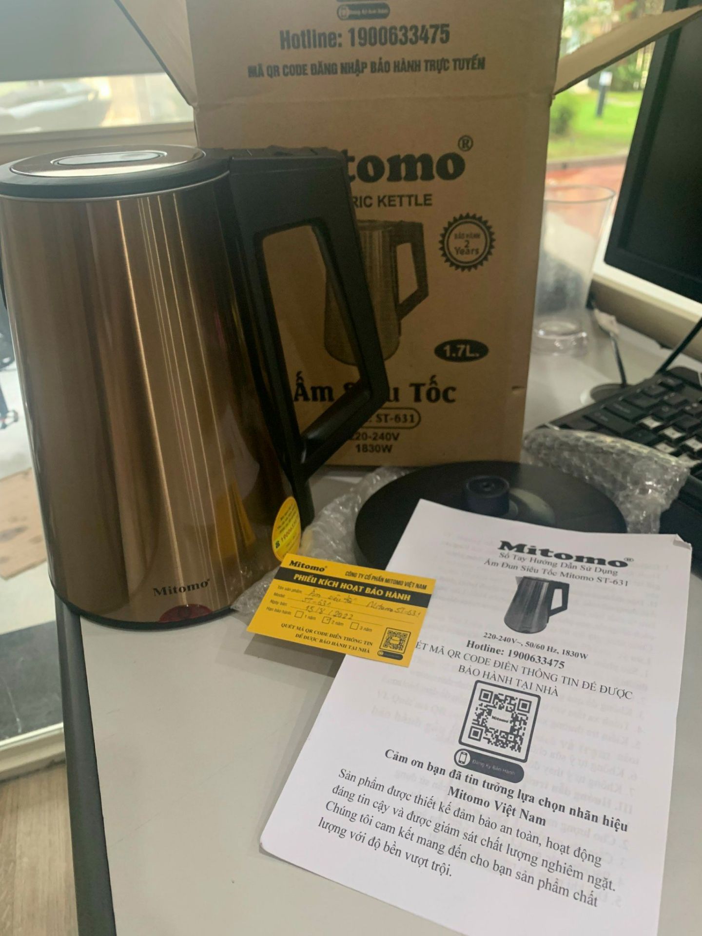 Ấm nước đẹp, nhìn sang trọng. Thiết kế đẹp và chắc chắc. Nắp mở đóng dễ dàng. Đặc biệt ấm giữ nhiệt tốt so với mặt bằng chung của máy đun nước, giữ nước nóng lâu. ngoài ra ấm còn có chế độ giữ nhiêt 55 độ cho nhưng ai pha sữa cho con nha