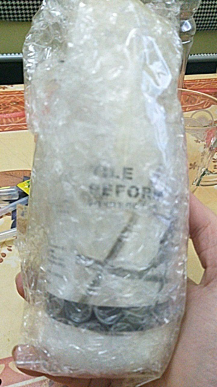 Chai này ổn lắm, hẳn 300ml to oạch, kẻ vạch đc cả cái nhà mới hết ý. Cắt đầu của cái lọ ra phải để ngoài khoảng 2phút cho thông khí, bóp mới dễ nha