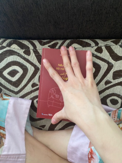 Hay sách giao nhanh như cơn gió hôm qua đặt hôm nay giao rồi , mà sách bé thôi thấy trong ảnh to vậy chứ gần bằng gan tay mình thôi nè .. mà thơ hay nhe đọc mà yêu cuộc đời này hơn hẳn