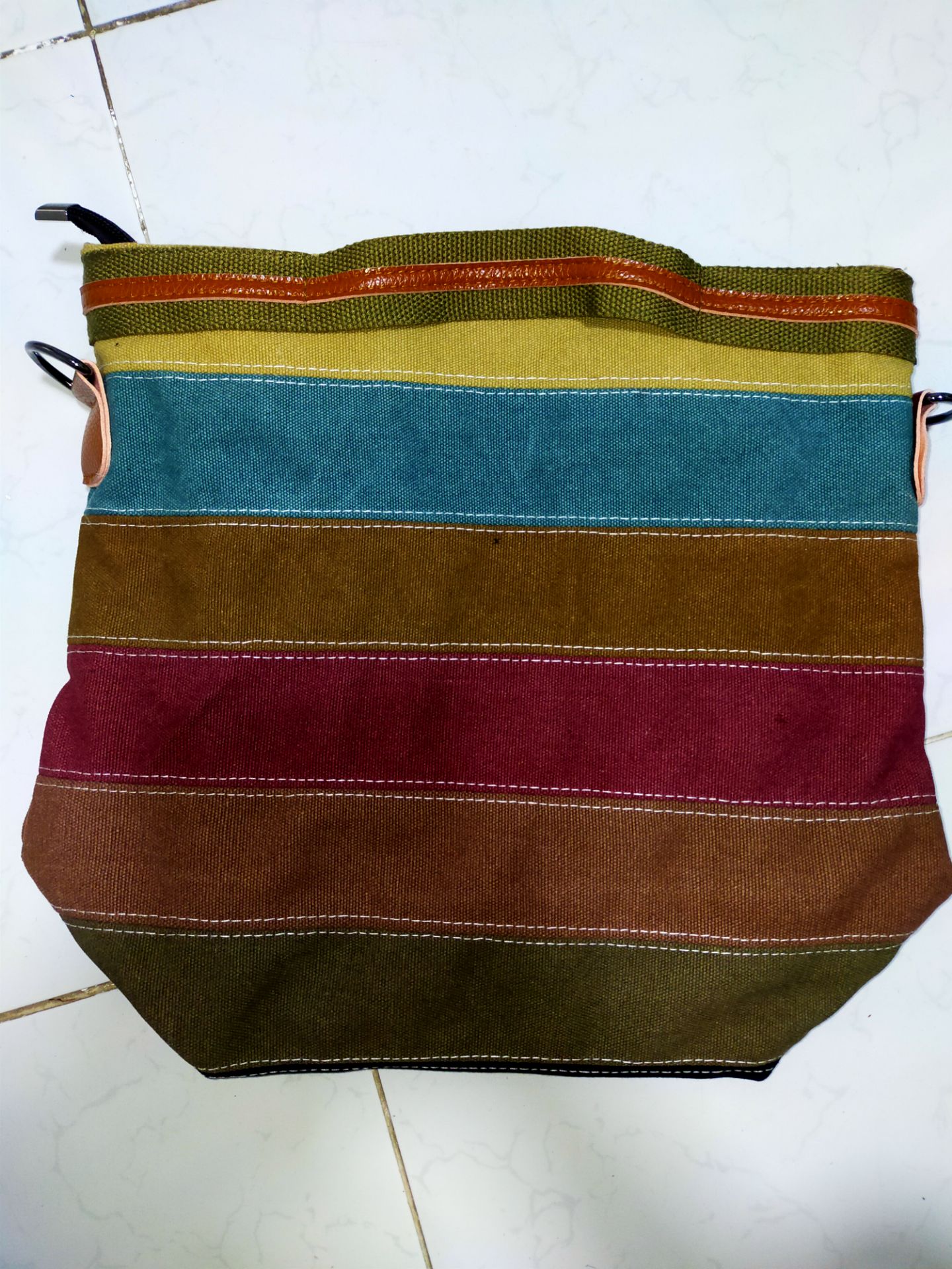 chất liệu vải bố dày dặn, nhưng màu túi sậm hơn ảnh chụp rất nhiều (màu nhìn cũ), hơi thất vọng về màu.