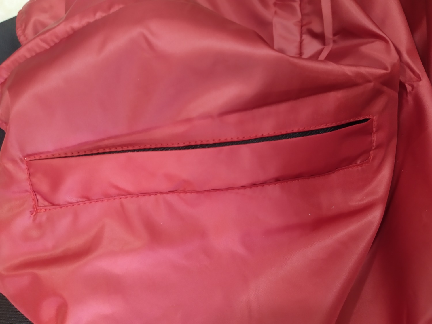 Mình ua cái này màu đỏ size XXl nhưng về mang hơi rộng nên đổi lại size XL. Mình nhắn hỏi shop để đổi thì shop hỗ trợ nhiệt tình luôn. Trong cuốn catalogue mà shop đưa có tờ giấy cảm ơn á mọi người để ý để được đổi trả như mình nha.Thanks shop nhiều ạ