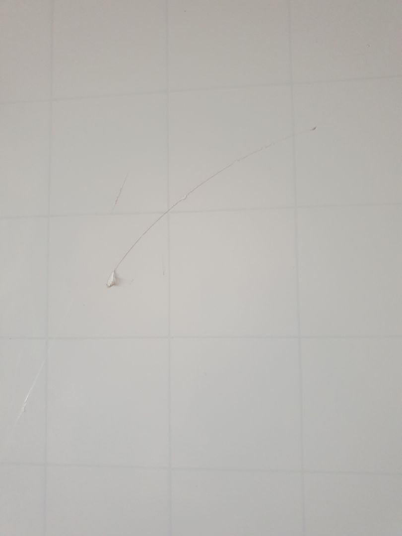 bảng thiếu máng đựng bút như mô tả, bảng giao bị móp méo và không có dụng cụ đính kèm để treo tường. Đề nghị giao bổ sung các phần còn thiếu