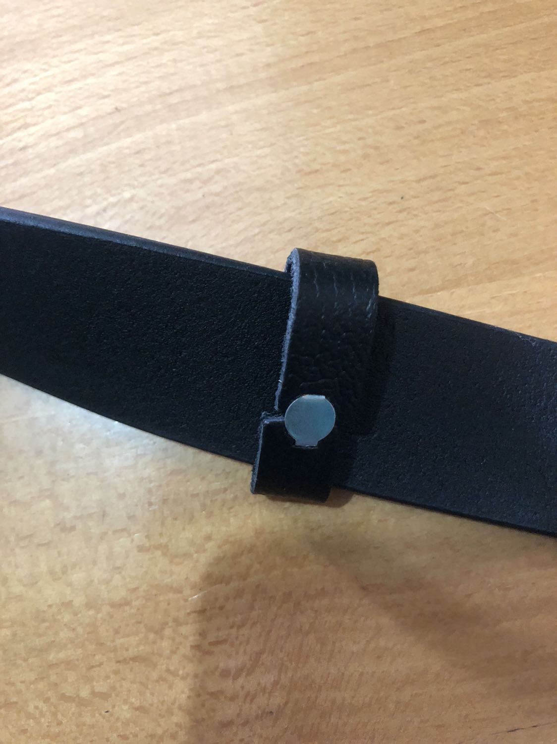 Da tổng hợp , cứng như dây nhựa ấy . Giây  hơi nhỏ , đặt màu lâu giao màu đen chán, giao hàng thì chậm